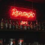 Crise do metanol: especialista alerta bares e restaurantes sobre como proteger sua imagem em meio ao caos