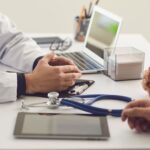 Check-up de início de ano: por que o volume de agendamentos médicos cresce nas férias e como clínicas podem se preparar